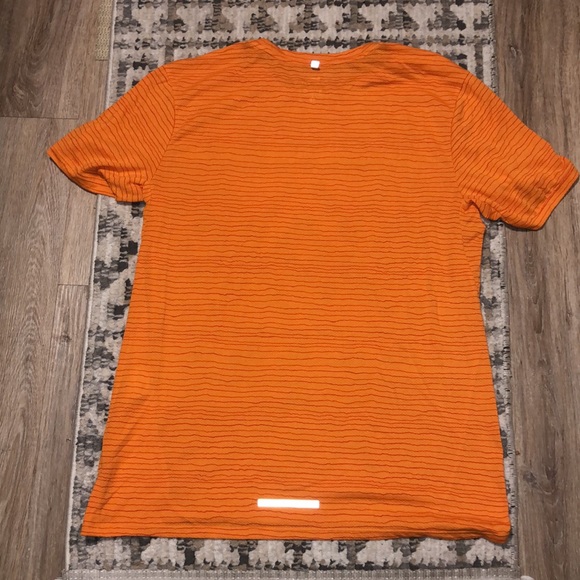 Nike Tailwind running t-shirt. Large - Picture 2 of 3